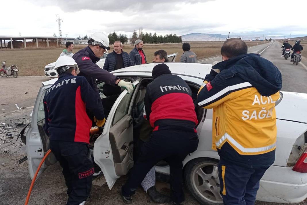 Otomobiller kafa kafaya çarpıştı! Karı-koca hayatını kaybetti 4